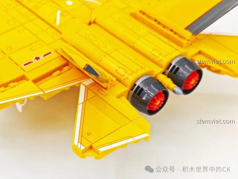 Chi tiết các tên lửa và biểu tượng ngôi sao trên cánh máy bay J-35 SEMBO 202254.