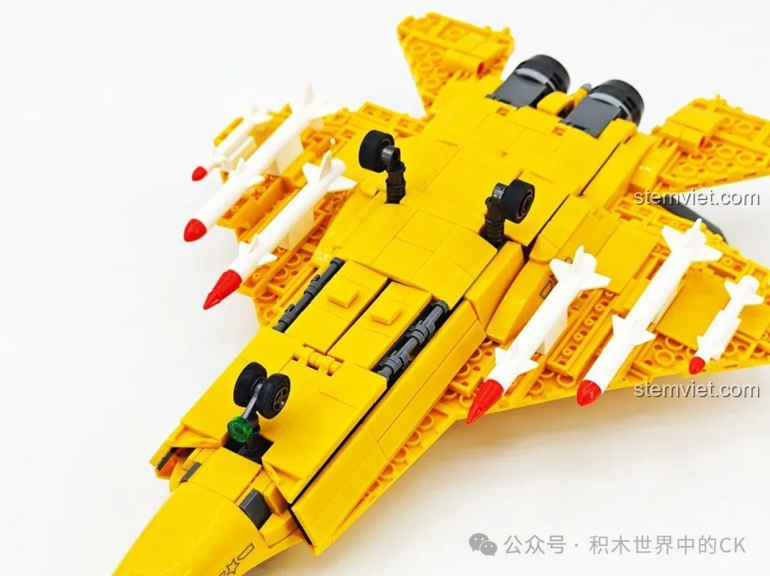 Bụng máy bay J-35 SEMBO 202254 với bộ càng đáp đã được thu vào.