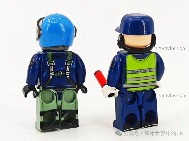 Cận cảnh hai minifigure của bộ đồ chơi SEMBO 202254, thể hiện trang phục phi công và nhân viên mặt đất chuyên nghiệp.