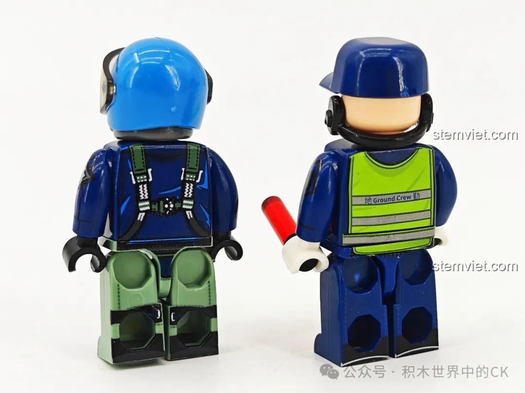 Cận cảnh hai minifigure của bộ đồ chơi SEMBO 202254, thể hiện trang phục phi công và nhân viên mặt đất chuyên nghiệp.