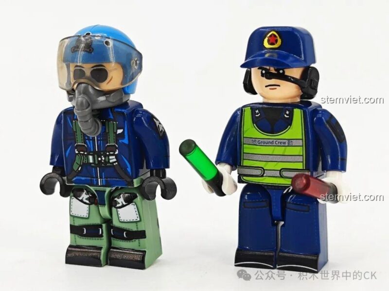 Hai minifigure phi công và nhân viên mặt đất trong bộ SEMBO 202254, được in chi tiết và sắc nét.