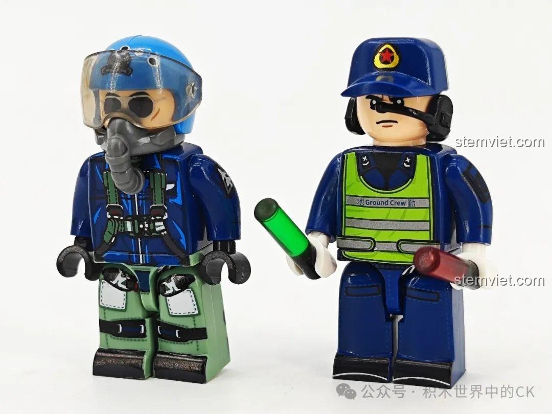 Hai minifigure phi công và nhân viên mặt đất trong bộ SEMBO 202254, được in chi tiết và sắc nét.