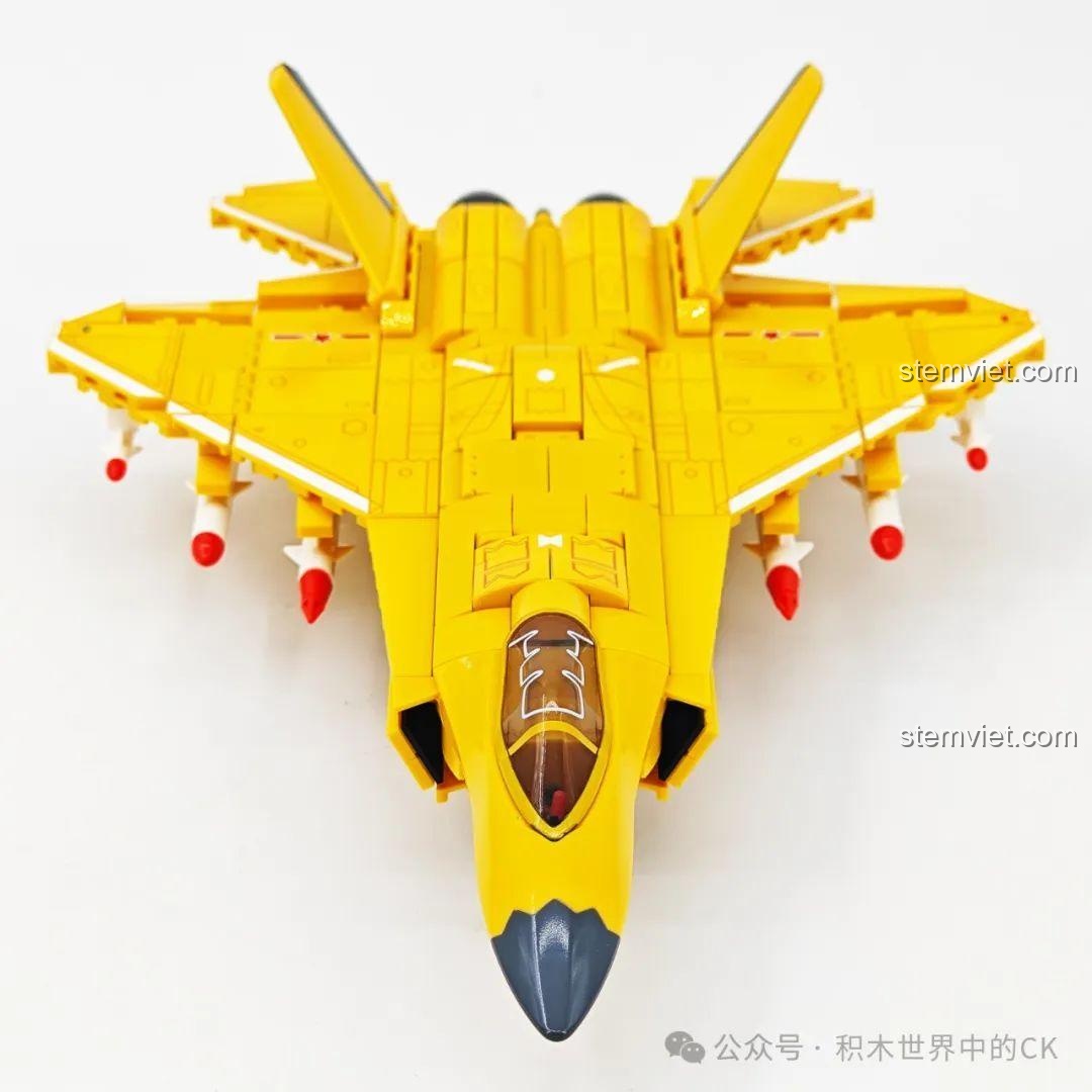 Mô hình J-35 SEMBO 202254 với bộ càng đáp đã được hạ xuống, sẵn sàng cho việc cất hoặc hạ cánh.