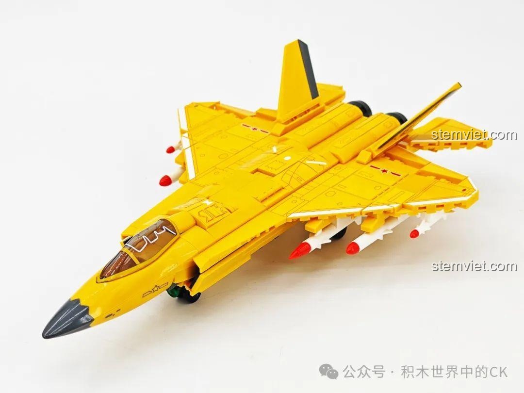 Mặt sau của hai minifigure SEMBO 202254, cho thấy các chi tiết in sau lưng áo và mũ bảo hiểm.