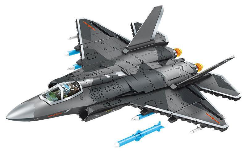 Ảnh chụp chính diện bộ lắp ráp Máy bay chiến đấu J-35 SEMBO 202255, một món đồ chơi mô hình ấn tượng cho con trai 6 tuổi.