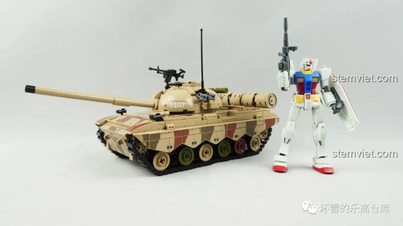 Đồ chơi xây dựng Mô Hình Xe Tăng Quân Sự, so sánh kích thước với mô hình Gundam, cho thấy sự hoành tráng của xe tăng.