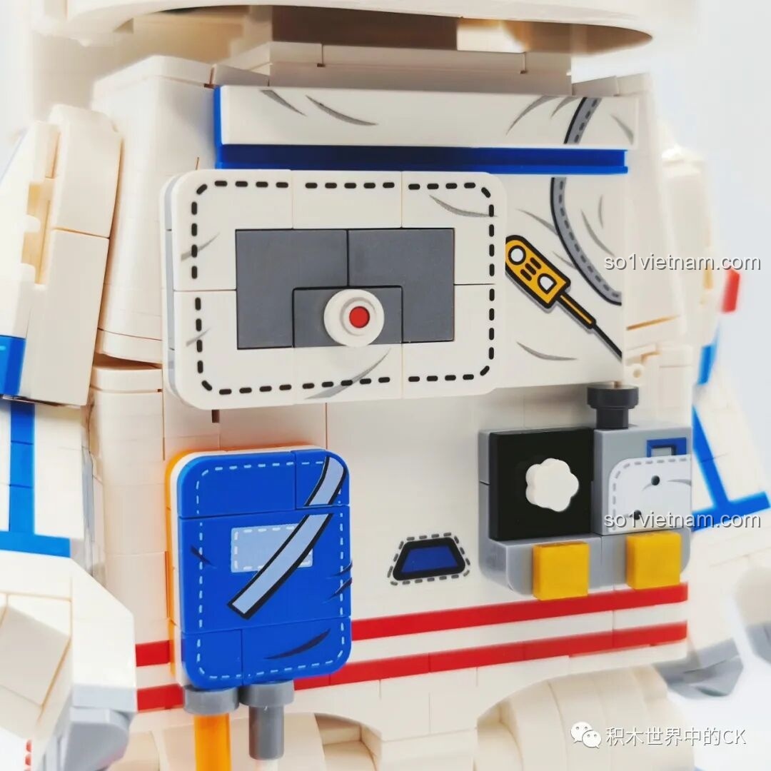 Cận cảnh chi tiết trên thân phi hành gia SEMBO 203330