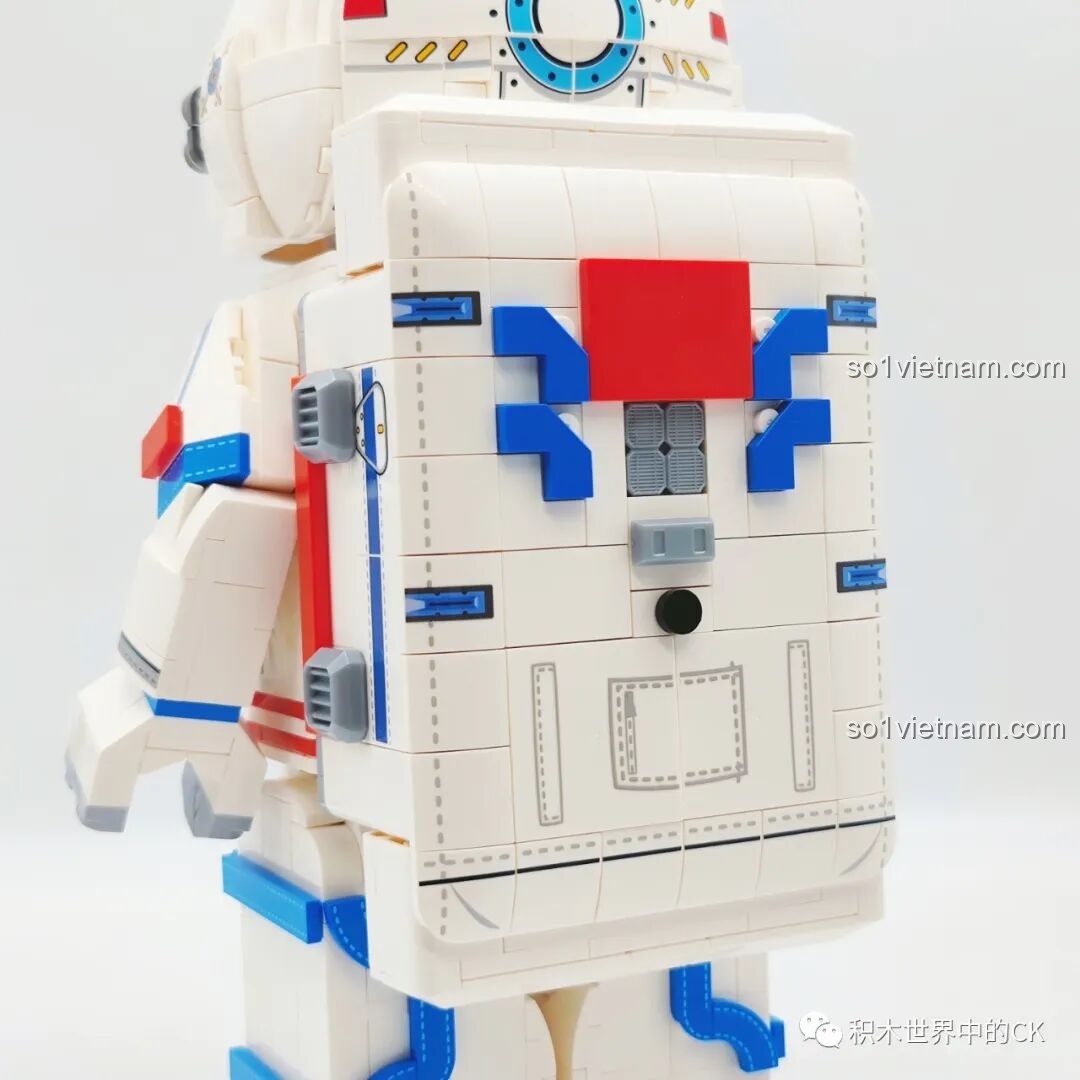 Cận cảnh chi tiết trên thân phi hành gia SEMBO 203330