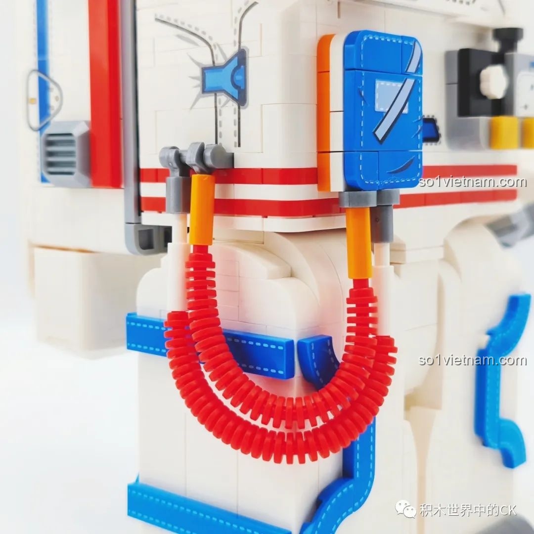 Cận cảnh chi tiết trên thân phi hành gia SEMBO 203330