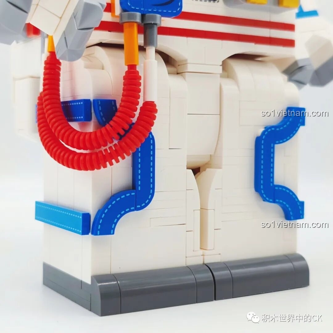 Cận cảnh chi tiết trên thân phi hành gia SEMBO 203330