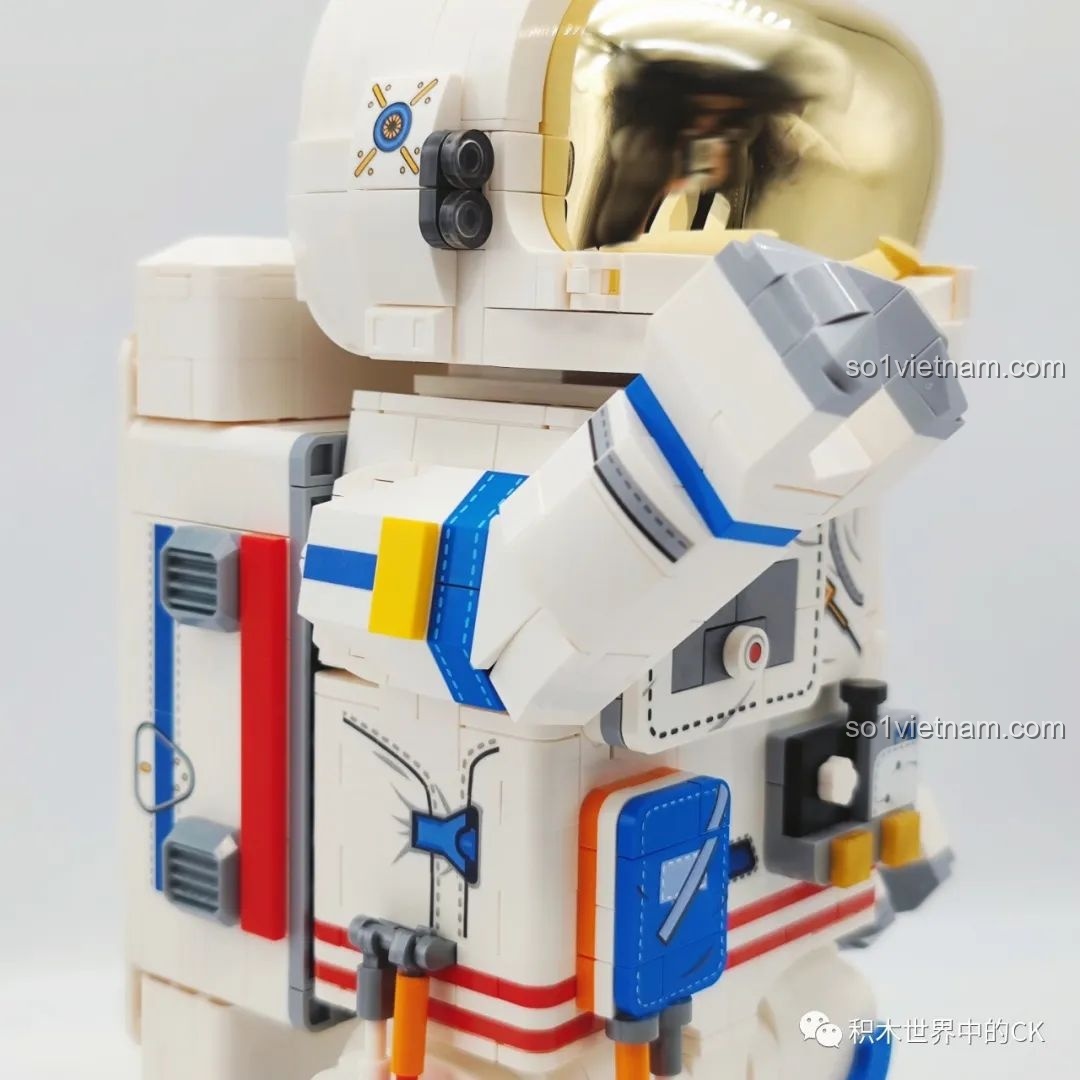 Thành phẩm SEMBO 203330 Phi hành gia Kỷ niệm Sea of Stars nhìn từ bên trái