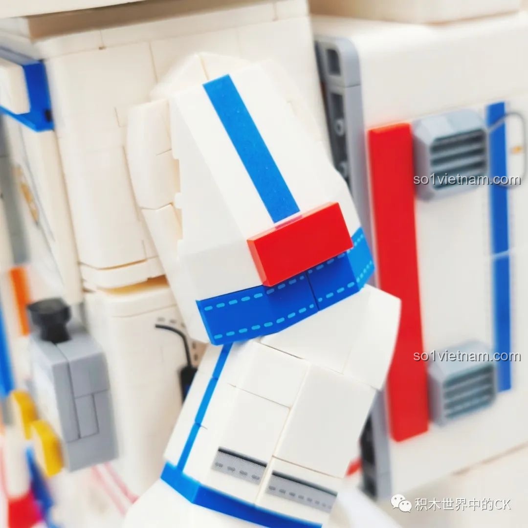 Quá trình lắp ráp phần thân dưới của phi hành gia SEMBO 203330