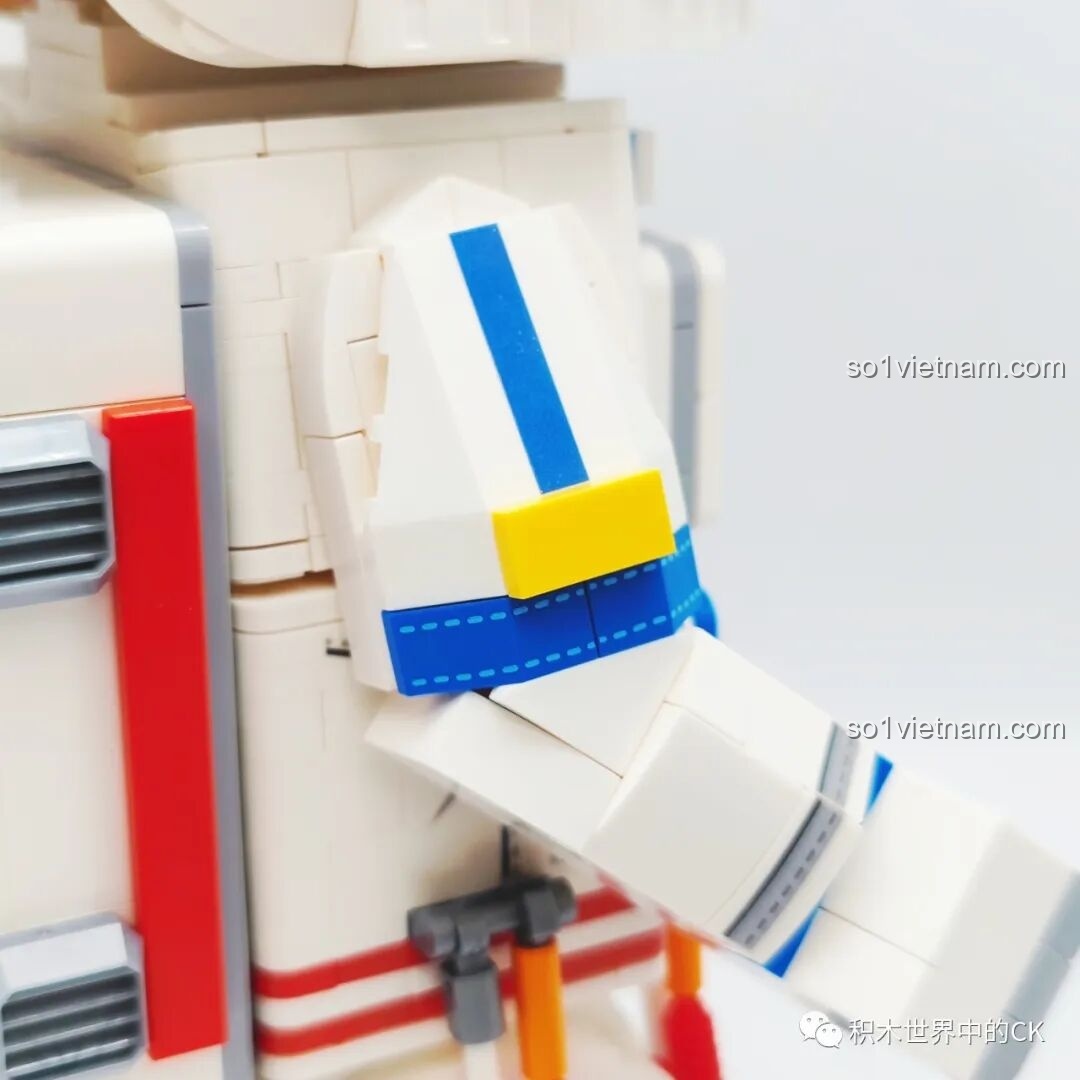 Quá trình lắp ráp phần thân trên của phi hành gia SEMBO 203330