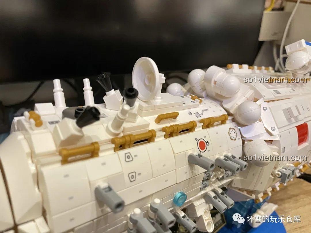 Chi tiết đầu khoang của mô hình Trạm Vũ trụ Thiên Cung SEMBO 203337, đồ chơi lắp ráp chất lượng cao, phù hợp bé trai 6 tuổi