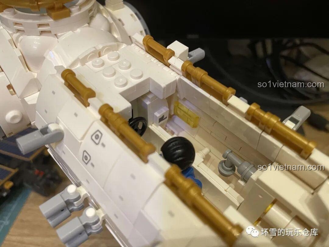 Chi tiết dưới khoang của mô hình Trạm Vũ trụ Thiên Cung SEMBO 203337, đồ chơi lắp ráp chi tiết cao, phù hợp bé trai 6 tuổi