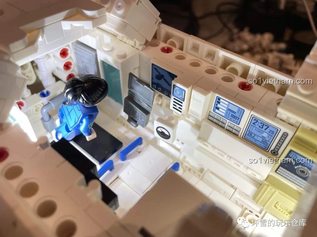 Minifigure phi hành gia đang hoạt động trên bộ lắp ghép SEMBO 203337 Khoang Lõi Thiên Hòa, đồ chơi mô hình không gian, giá rẻ