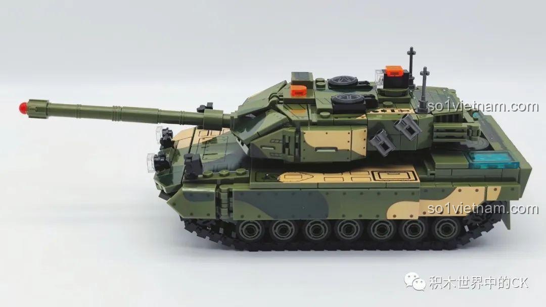 Góc nhìn từ phía sau của xe bọc thép BVS10 hoàn chỉnh từ bộ SEMBO 207003.