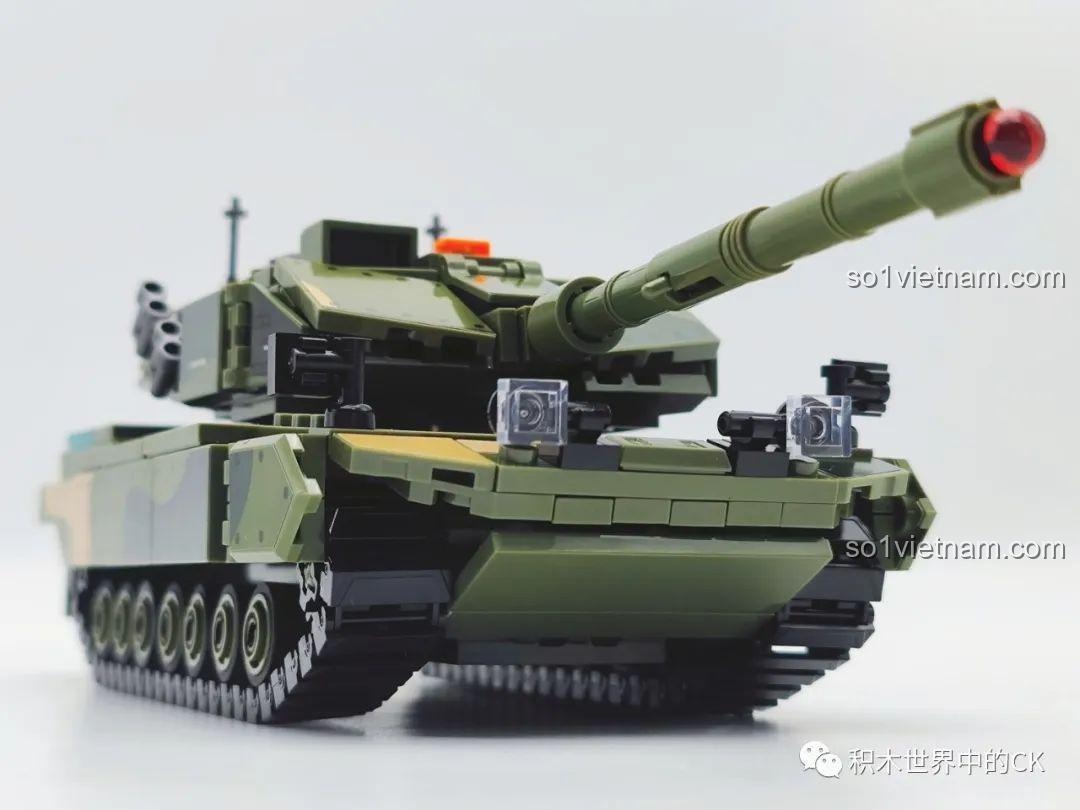 Chi tiết phần đuôi xe tăng Leopard 2A6 với các ống phóng tên lửa trong bộ SEMBO 207003.