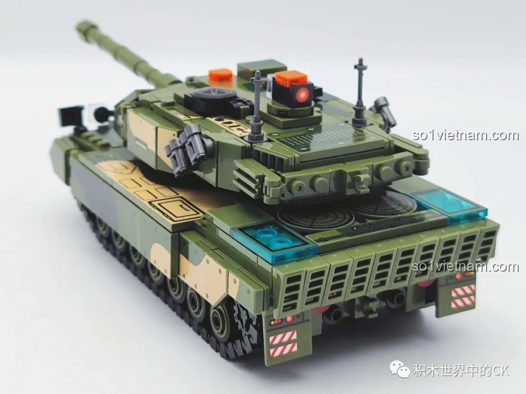 Xe tăng Leopard 2A6 với một minifigure đi kèm từ bộ SEMBO 207003.