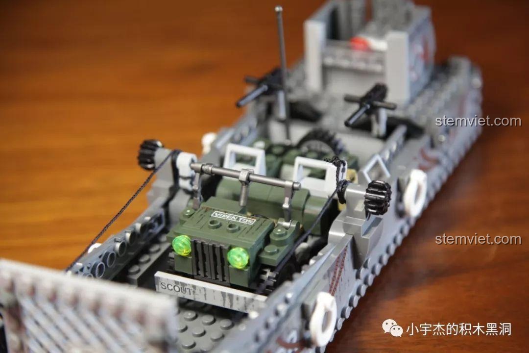 Tái hiện cảnh đổ bộ với các minifigures và xe Jeep trên Tàu Đổ Bộ LCM-3 SEMBO 207053, một món đồ chơi quân sự giá rẻ.