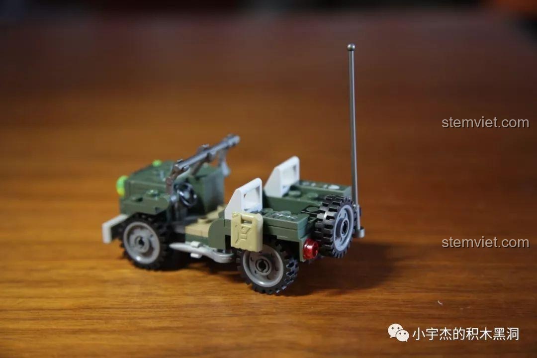 Cảnh xe Jeep quân sự được đưa vào bên trong Tàu Đổ Bộ LCM-3, thể hiện không gian chứa rộng rãi của mô hình.