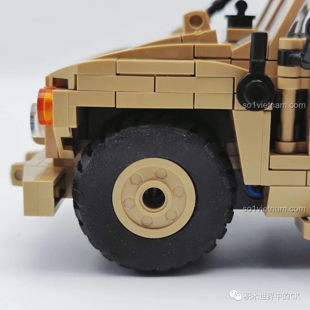 Cận cảnh phần thân xe của bộ xếp hình Xe Chống Mìn M-ATV SEMBO 207122, với các chi tiết ốp giáp.