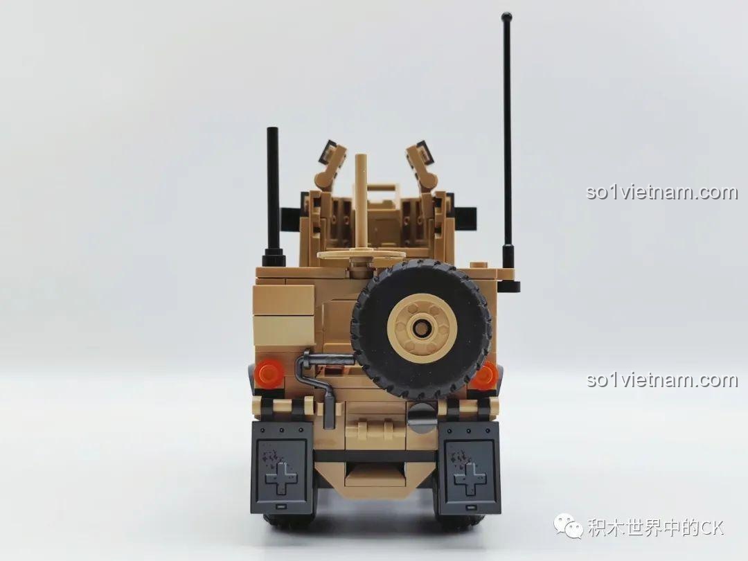 Mặt sau của bộ xếp hình Xe Chống Mìn M-ATV SEMBO 207122 đã hoàn thành, với chắn bùn và đèn hậu.