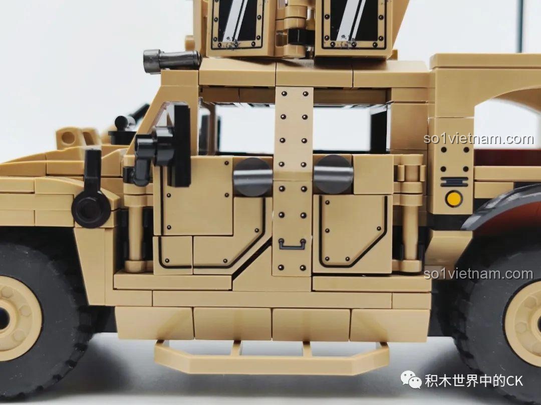 Cửa xe của mô hình Xe Bọc Thép M-ATV SEMBO 207122 có thể mở ra, lộ khoang lái bên trong.