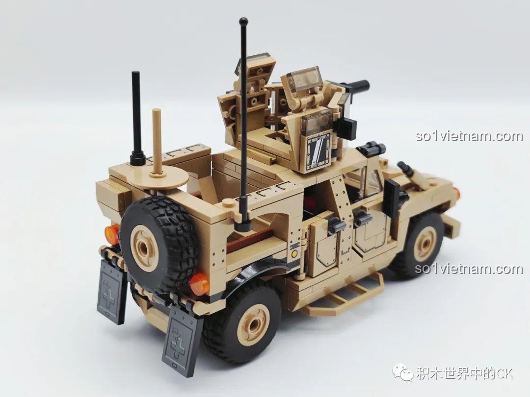 Mô hình Xe Bọc Thép M-ATV SEMBO 207122 đã hoàn thành, nhìn từ góc chéo phía sau, thể hiện sự vững chãi.