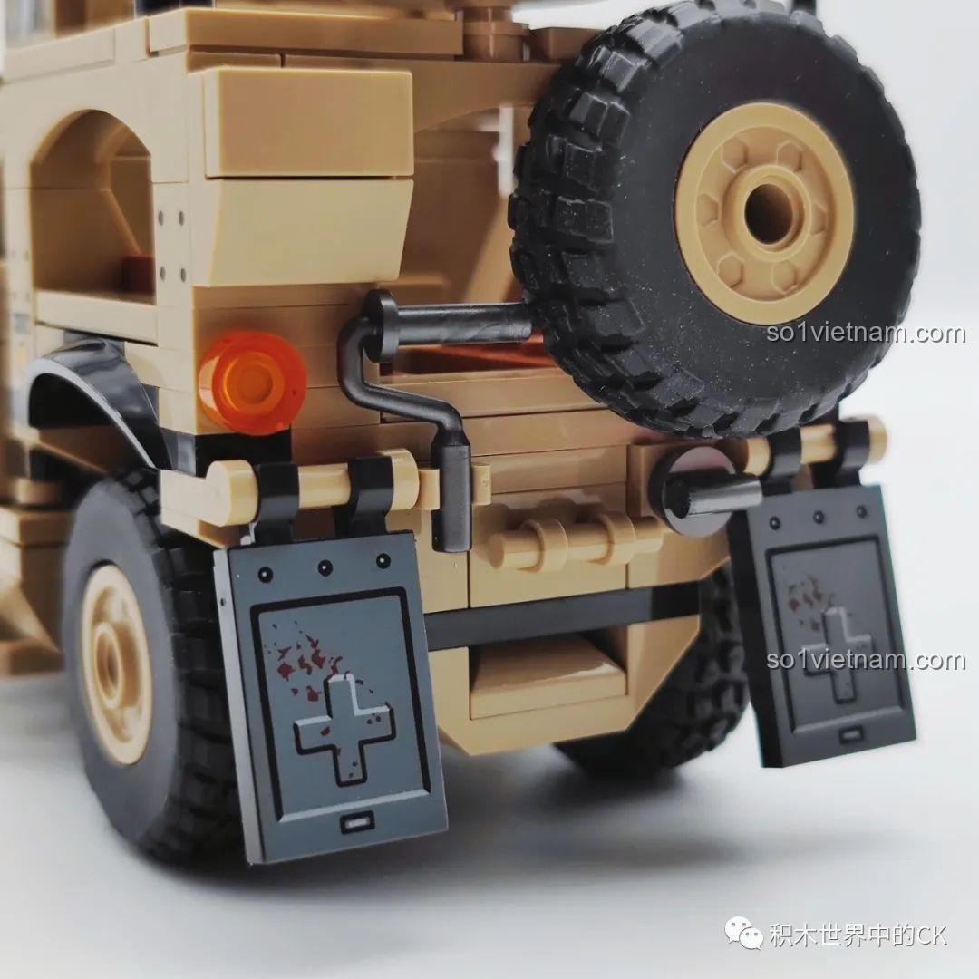 Mô hình Xe Bọc Thép M-ATV SEMBO 207122 cùng các minifigures và mô tô quân sự, tạo thành một đội hình hoàn chỉnh.