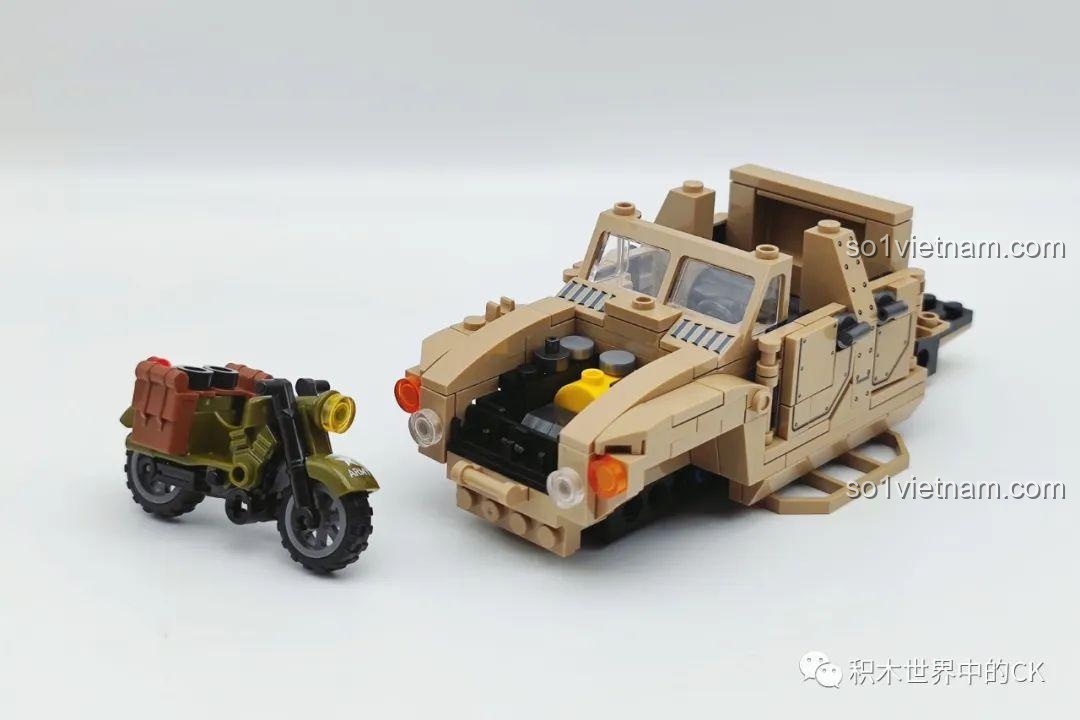 Quá trình lắp ráp đồ chơi lắp ráp Xe Chống Mìn M-ATV SEMBO 207122 với phần khung xe và mô tô đang dần hoàn thiện.