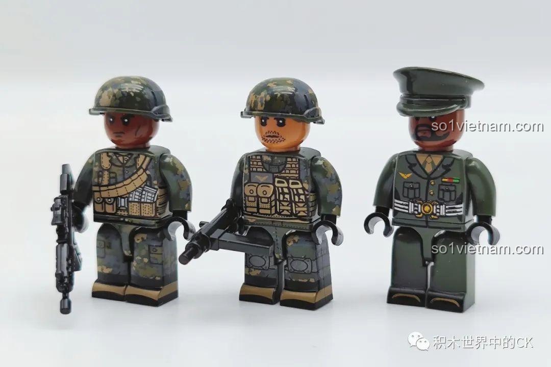 Cận cảnh ba minifigures lính bộ binh, chỉ huy và lính đặc nhiệm của bộ SEMBO 207122 với trang phục chi tiết.