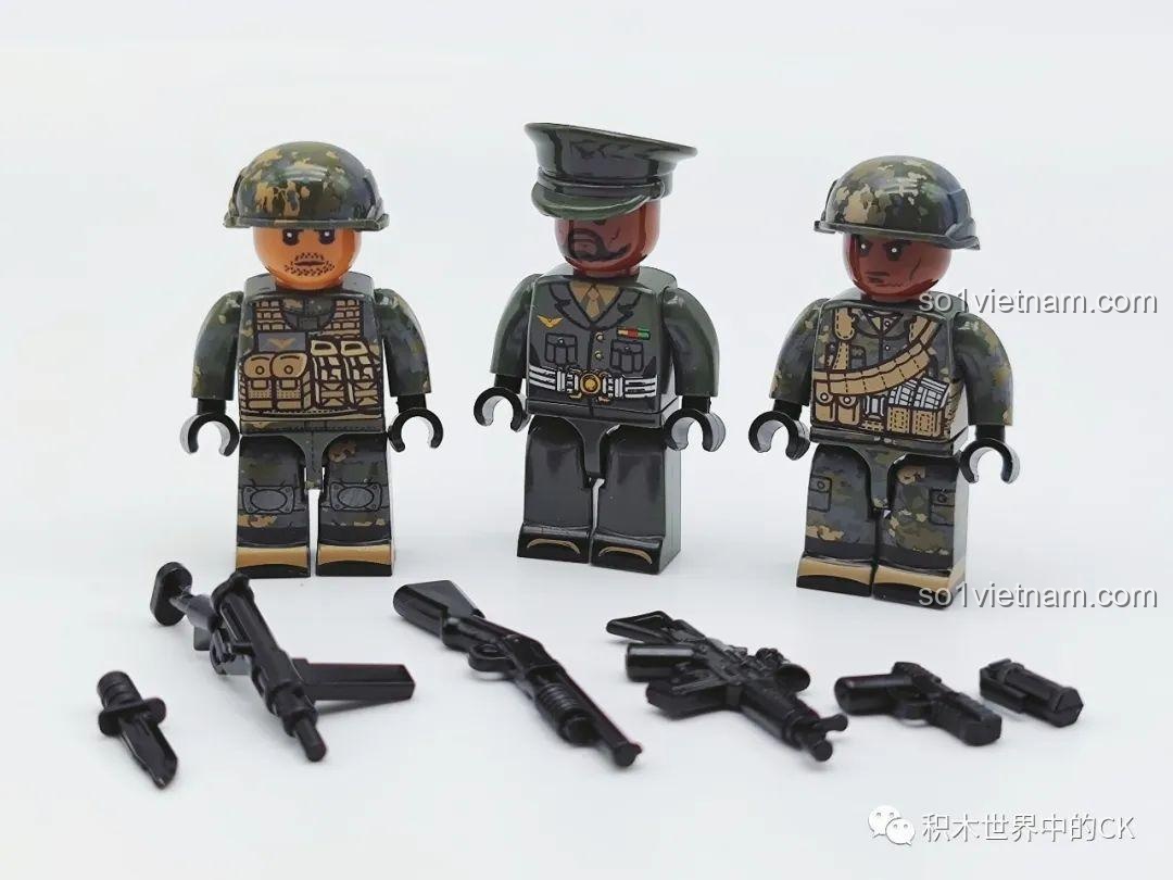 Ba minifigures lính bộ binh, chỉ huy và lính đặc nhiệm cùng các vũ khí của bộ đồ chơi lắp ráp Xe Chống Mìn M-ATV SEMBO 207122.