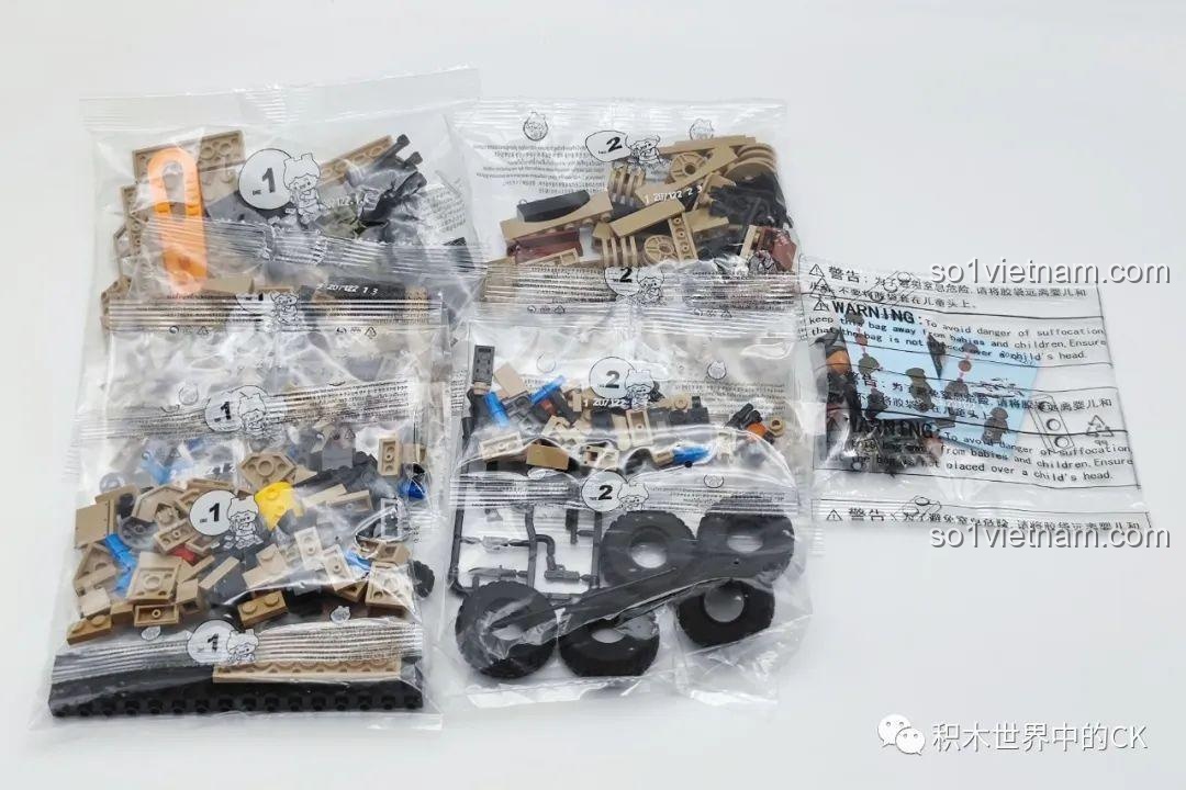 Các túi mảnh ghép được phân loại của mô hình Xe M-ATV SEMBO 207122, sẵn sàng cho quá trình lắp ráp.