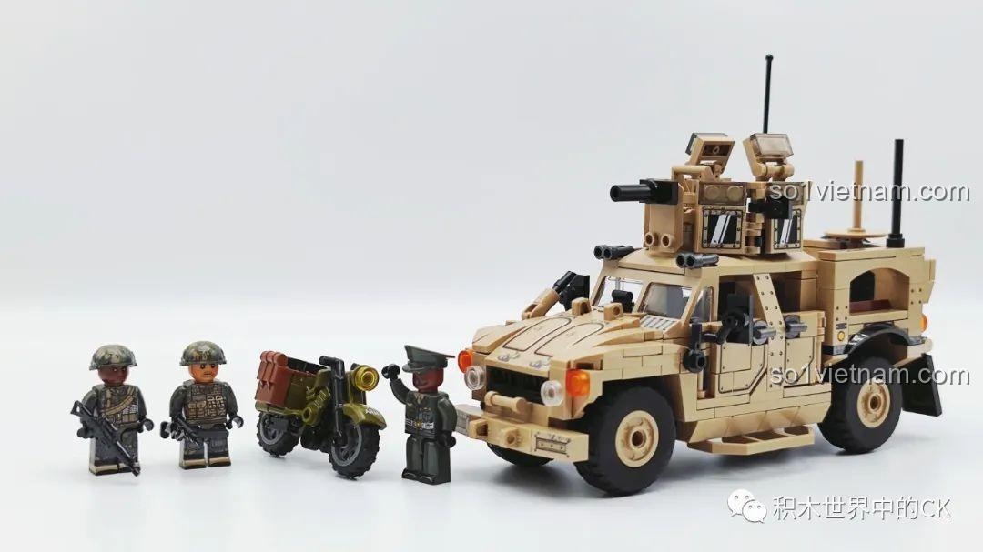 Mô hình Xe M-ATV SEMBO 207122 kết hợp cùng một chiếc Humvee khác, tạo thành đội hình xe quân sự hoành tráng.