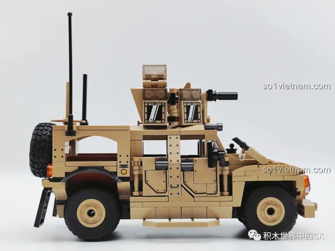 Mô hình Xe M-ATV SEMBO 207122 đã hoàn thành, nhìn từ cạnh bên còn lại, với các chi tiết cửa và tháp pháo.