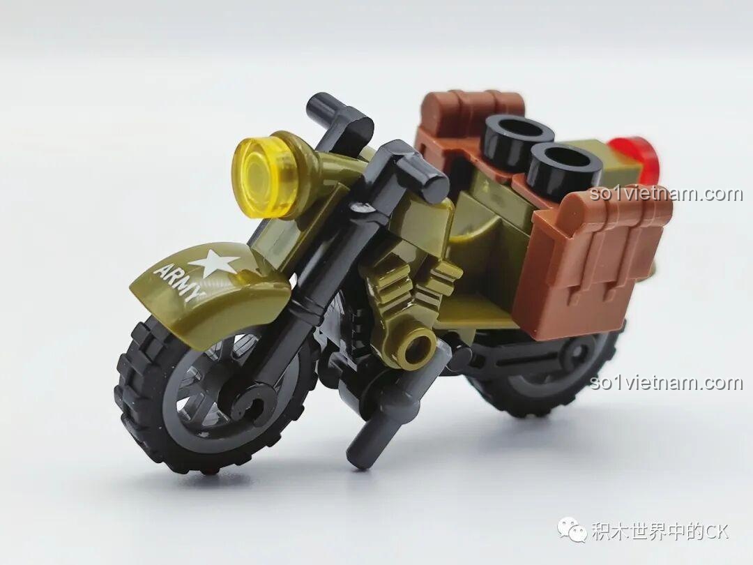 Chiếc mô tô quân sự đi kèm bộ đồ chơi lắp ráp Xe Chống Mìn M-ATV SEMBO 207122, nhìn từ phía trước.