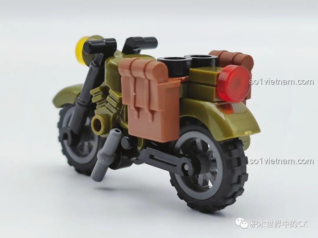 Phần đuôi của chiếc mô tô quân sự đi kèm bộ SEMBO 207122, với đèn hậu và túi hành lý.