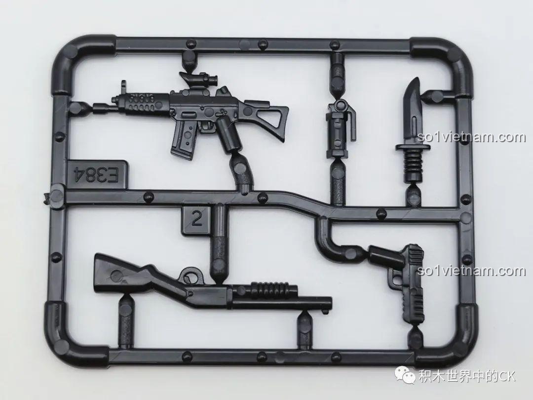 Các phụ kiện vũ khí đi kèm bộ lắp ghép SEMBO 207122, bao gồm súng trường, súng lục, lựu đạn và dao găm.