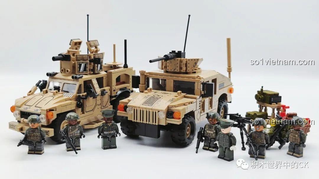 Đội hình chiến đấu gồm Xe Chống Mìn M-ATV SEMBO 207122 và các xe quân sự khác cùng minifigures.