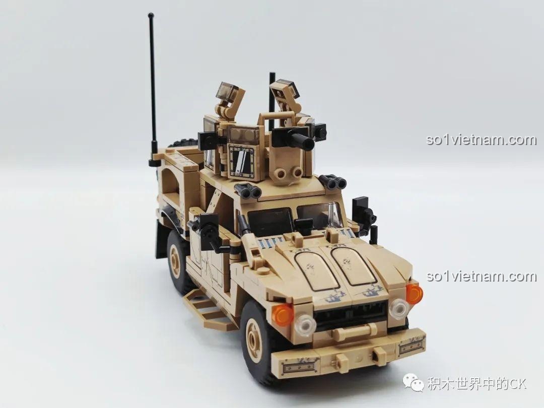 Mô hình Xe Chống Mìn M-ATV SEMBO 207122 đã hoàn thành, nhìn từ góc phía trước, thể hiện chi tiết nắp capo và đèn.