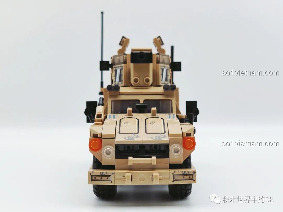 Mặt trước của mô hình Xe Chống Mìn M-ATV SEMBO 207122 đã hoàn thành, với lưới tản nhiệt và đèn pha.