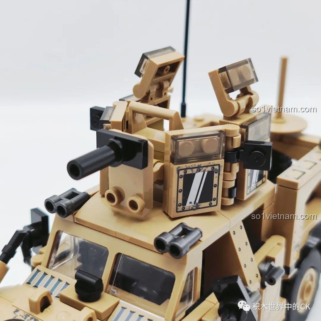 Tháp pháo của mô hình Xe Chống Mìn M-ATV SEMBO 207122 có thể mở ra, lộ chi tiết bên trong.