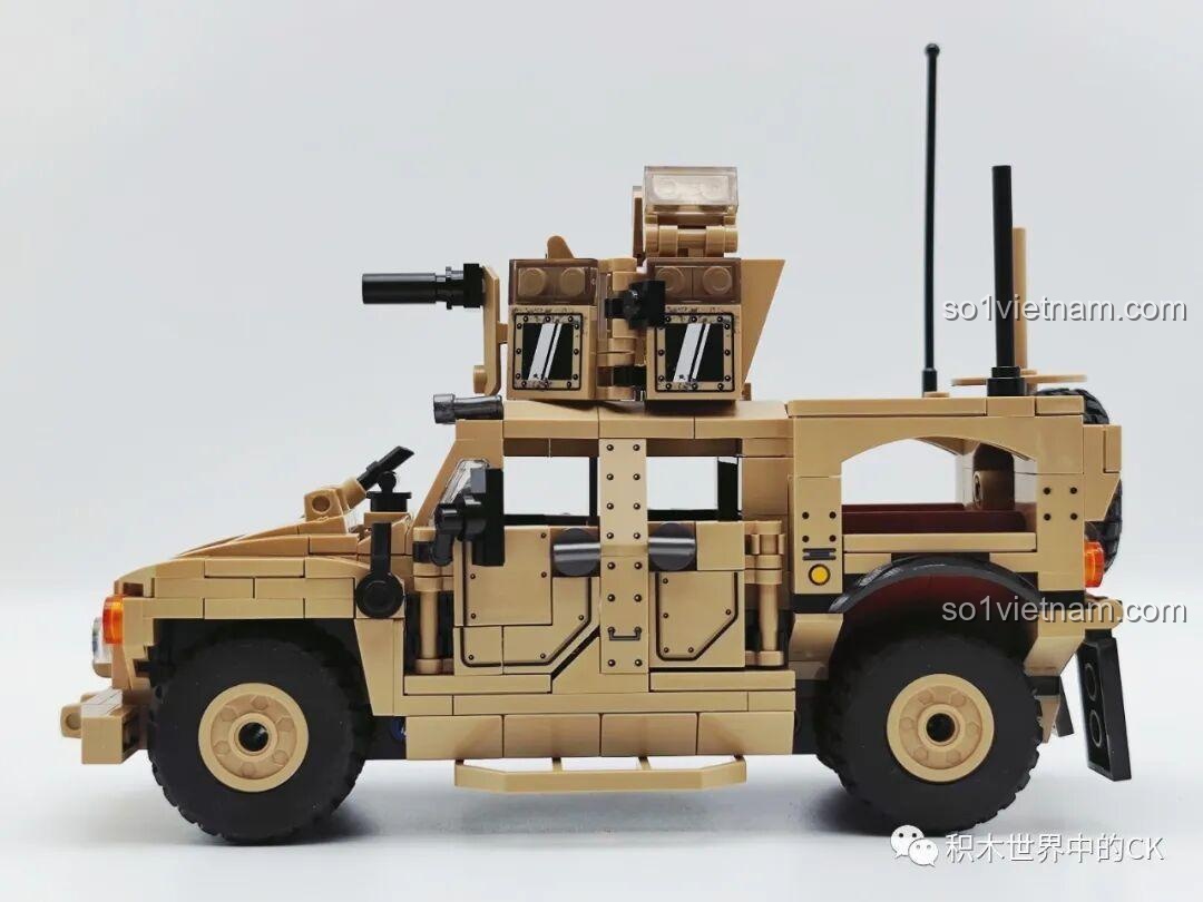 Mô hình Xe Chống Phục Kích M-ATV SEMBO 207122 đã hoàn thành, nhìn từ cạnh bên, thể hiện thiết kế giáp chắc chắn.