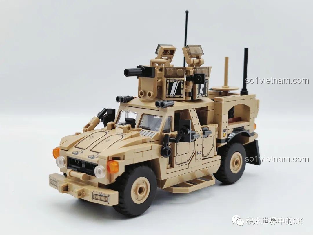 Mô hình Xe Chống Phục Kích M-ATV SEMBO 207122 đã hoàn thành, nhìn từ góc phía trước bên phải, rất ấn tượng.