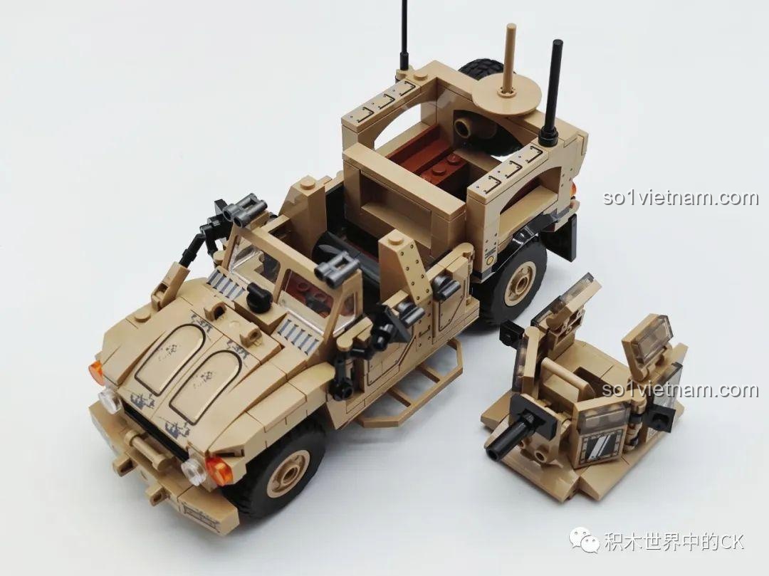 Cận cảnh phần đuôi xe của mô hình Xe Địa Hình Quân Sự M-ATV SEMBO 207122, với bánh dự phòng và anten.