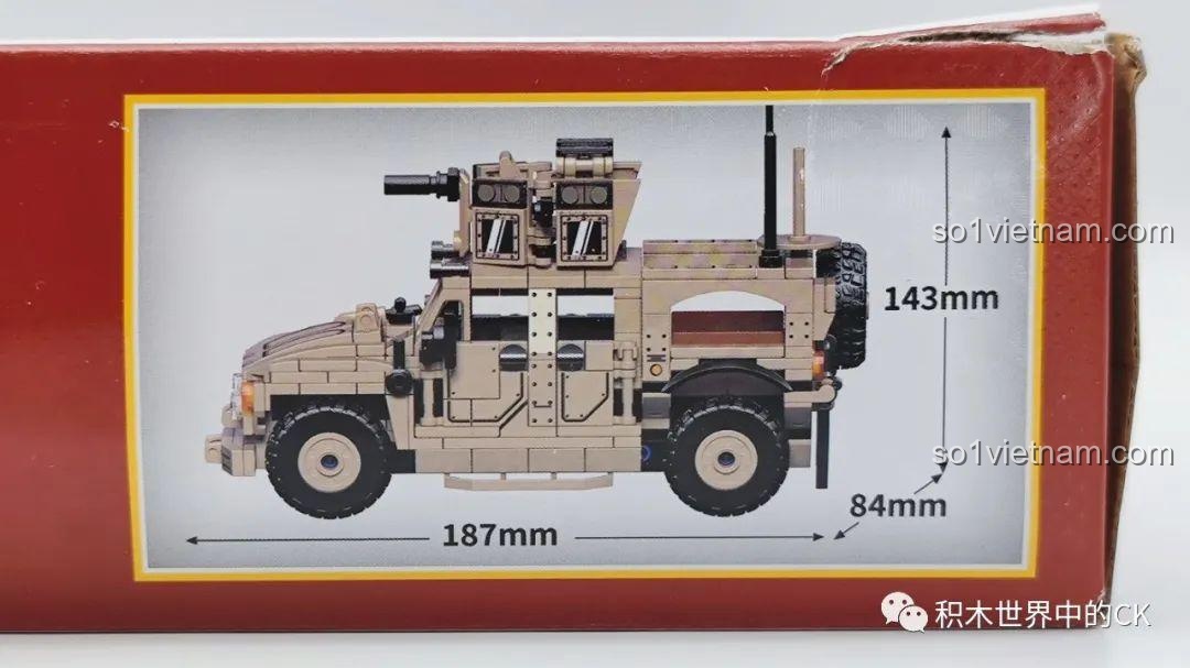 Kích thước mô hình Xe Địa Hình Quân Sự M-ATV SEMBO 207122 được in trên hộp sản phẩm.