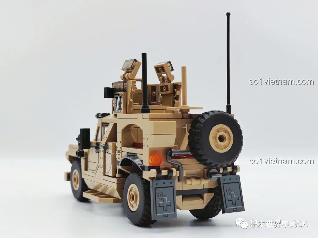 Phần sau của mô hình Xe Địa Hình Quân Sự M-ATV SEMBO 207122 đã hoàn thành, với bánh dự phòng và anten.