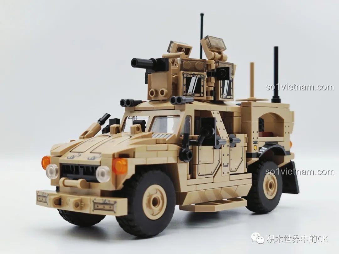 Mô hình Xe M-ATV SEMBO 207122 đã hoàn thành, nhìn từ góc chéo phía trước, thể hiện sự hầm hố.