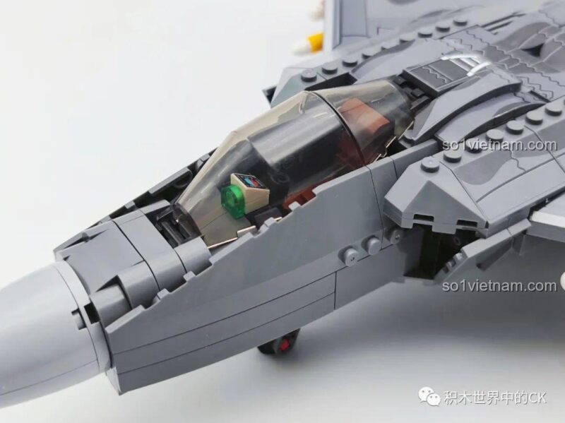 Mặt trước của đồ chơi lắp ráp F-22 Raptor 207124, thể hiện thiết kế tàng hình ấn tượng.